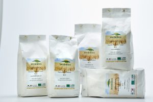 Verdebios produce farine e semolati di grani antichi secondo agricoltura biologica; Senatore Cappelli, farro, Saragolla
